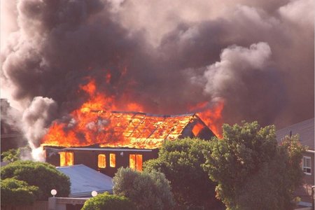 Yvonne Joubert se komposisie-foto met â€˜n brandende woning as fokuspunt 